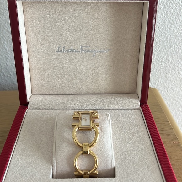 Ferragamo watch from the Double Gancini collection. Comes with box and dust bag - Picture 2 of 10